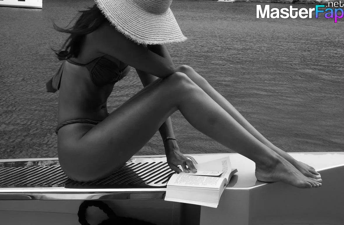 Alexandra Saint Mleux Free Leaked Tits Picture