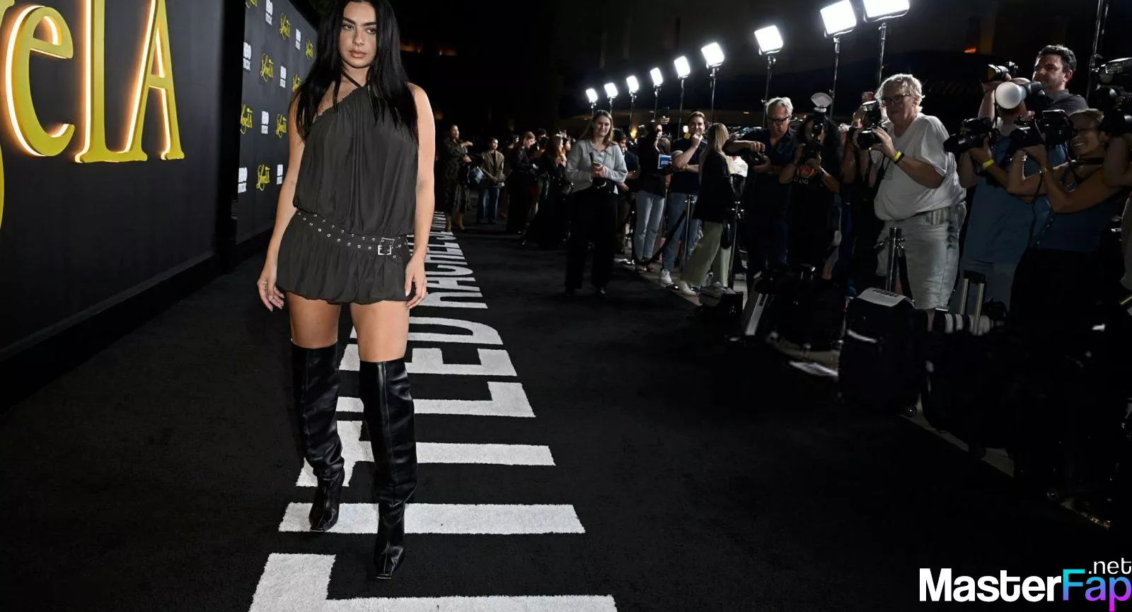 Charli Xcx Free Leaked Pee leaks Picture