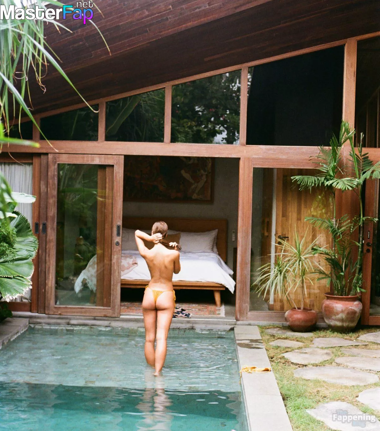 Emily Feld Free Leaked Pee leaks Picture