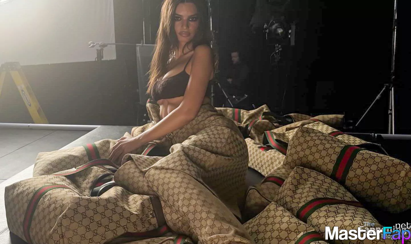 Emily Ratajkowski Free Leaked Boobs Picture