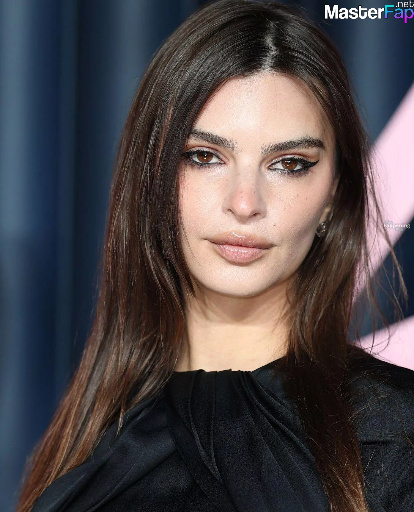 Emily Ratajkowski Free Leaked Massage leaks Picture