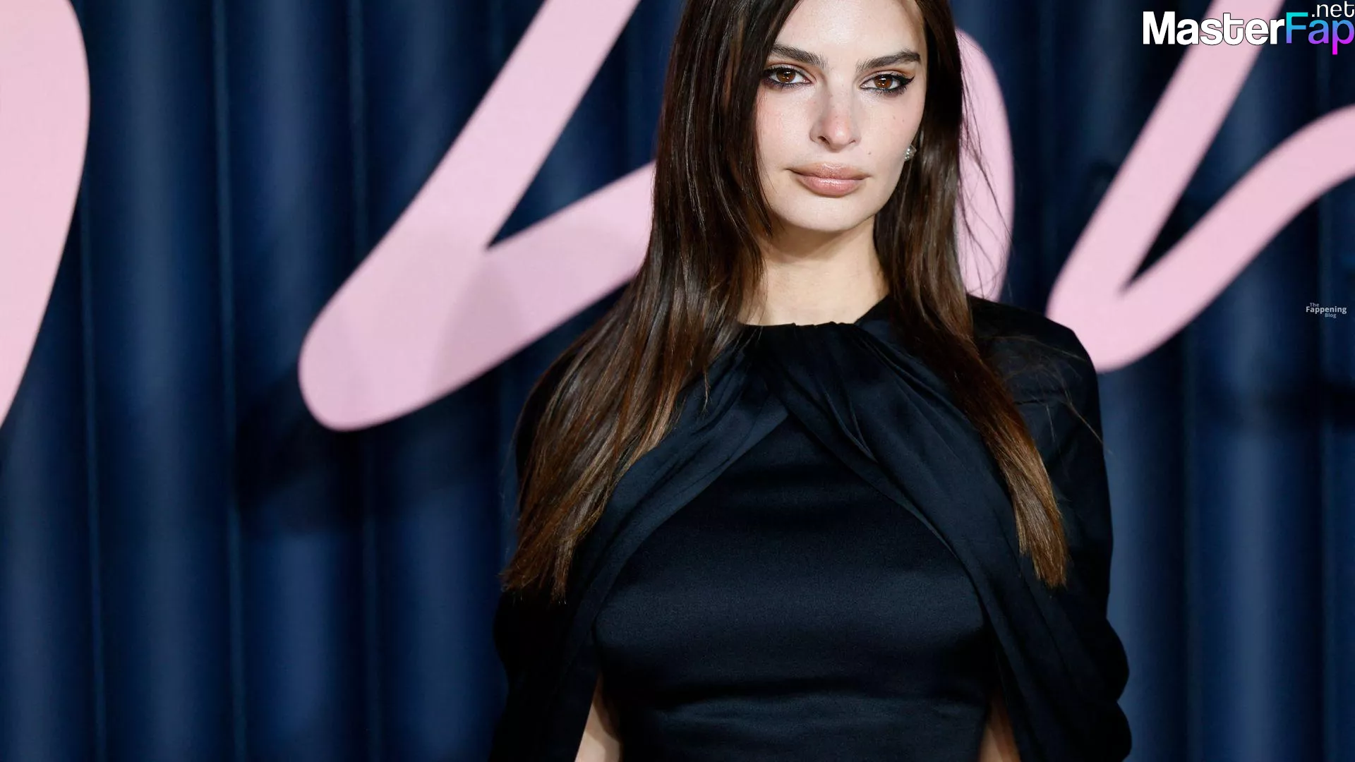 Emily Ratajkowski Free Leaked Striptease Picture