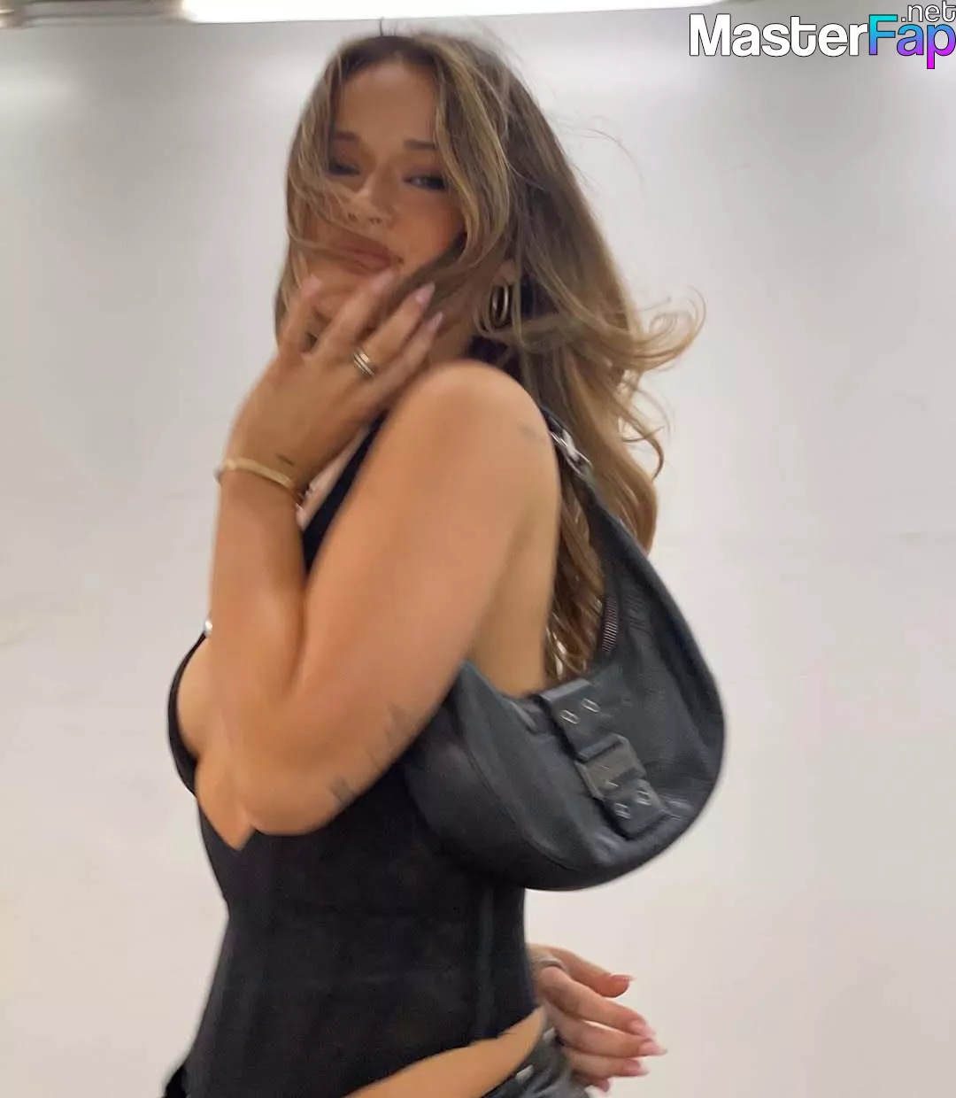 Isabelle Clarke Free Leaked Boobs Picture