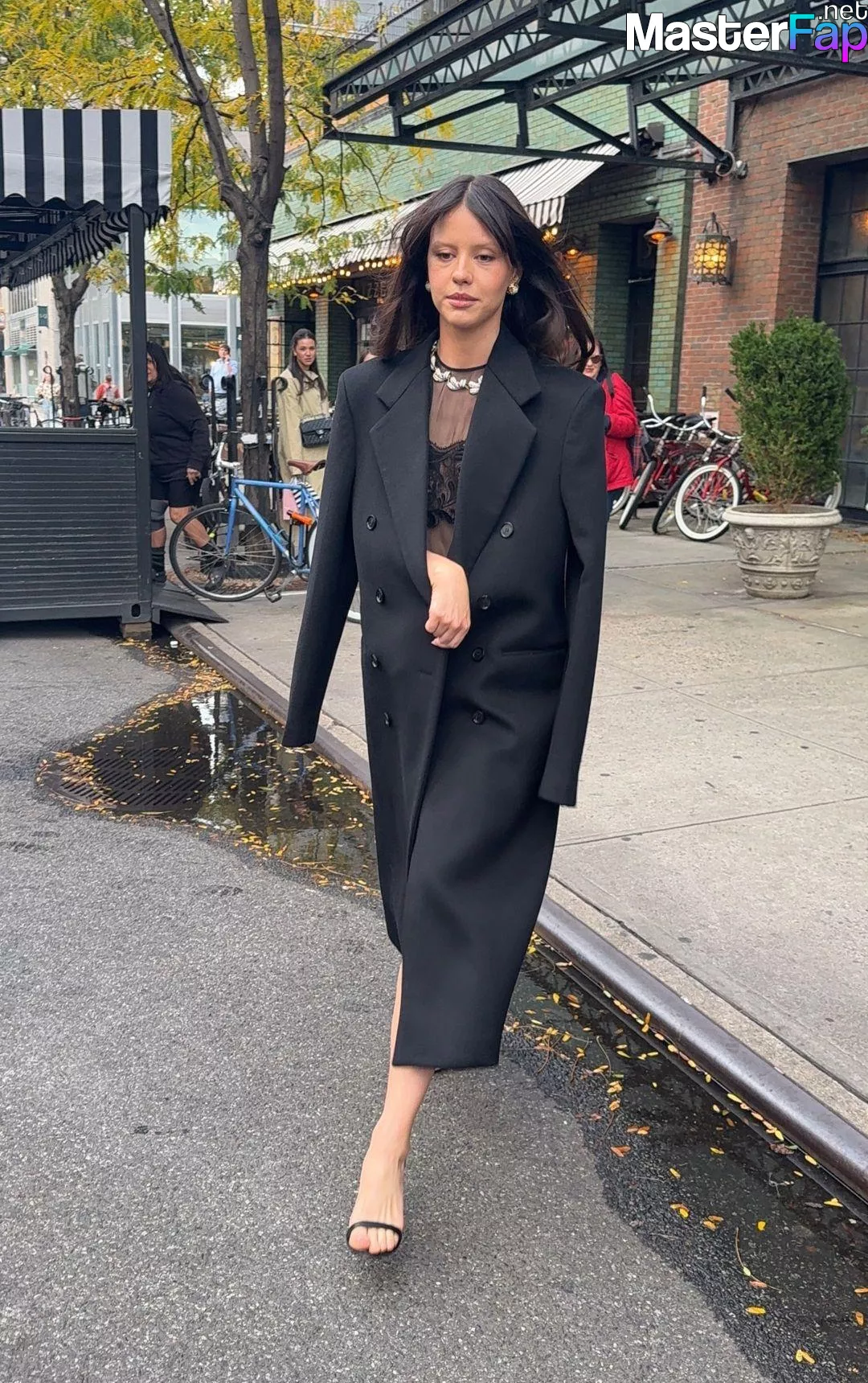 Mia Goth Free Leaked Blowjob leaks Picture