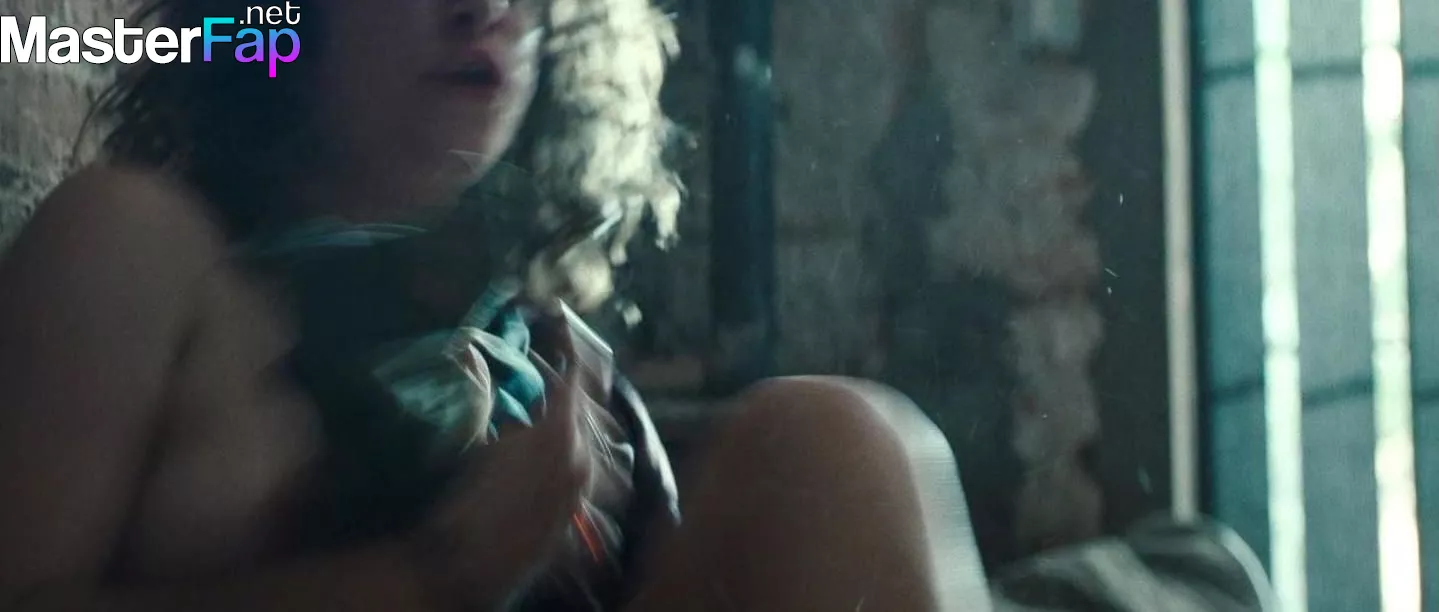 Odessa Adlon in natural lightUnveiling Odessa's true formOdessa A'zion embracing herself