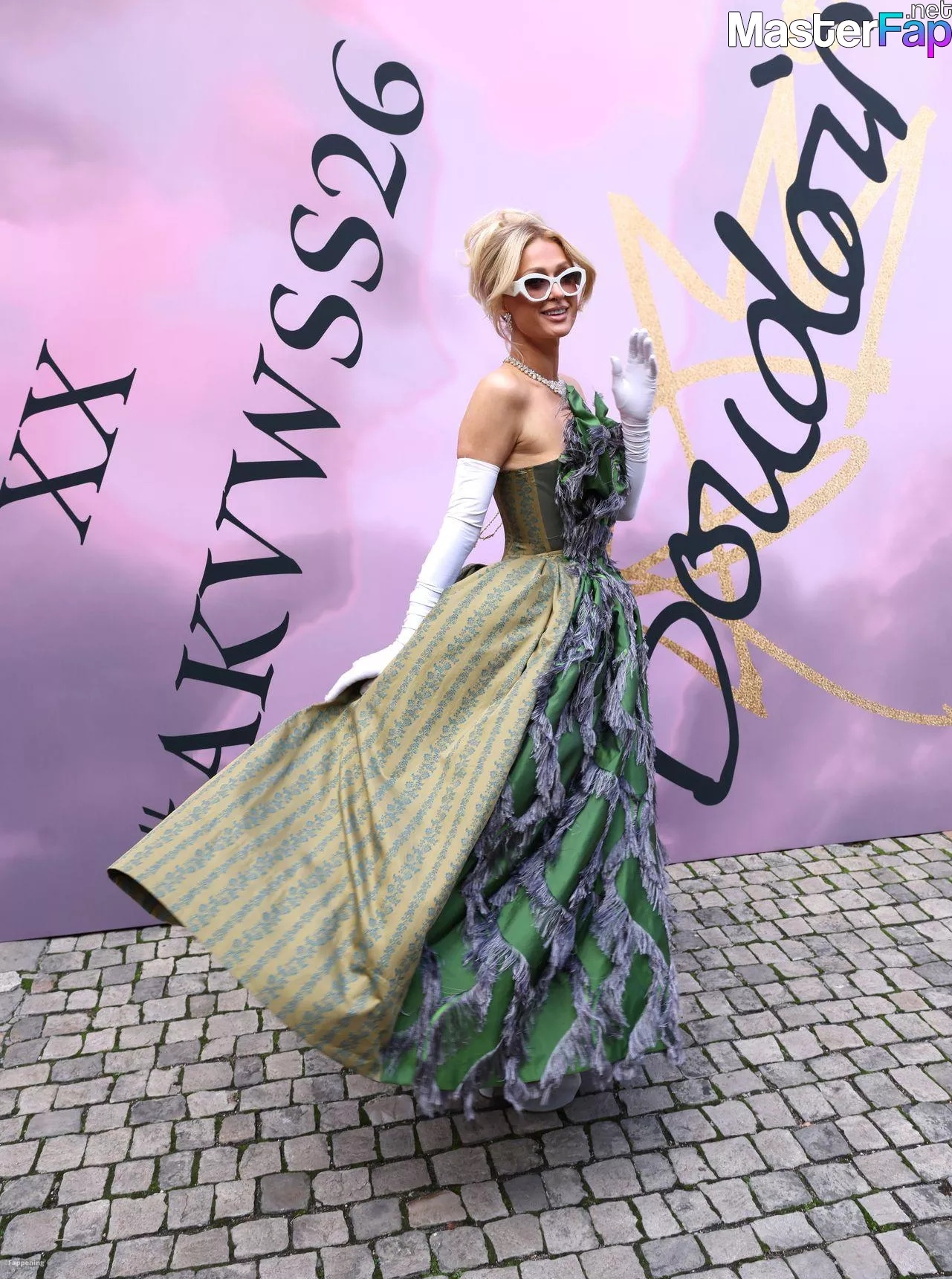 Paris Hilton Free Leaked Toys Picture