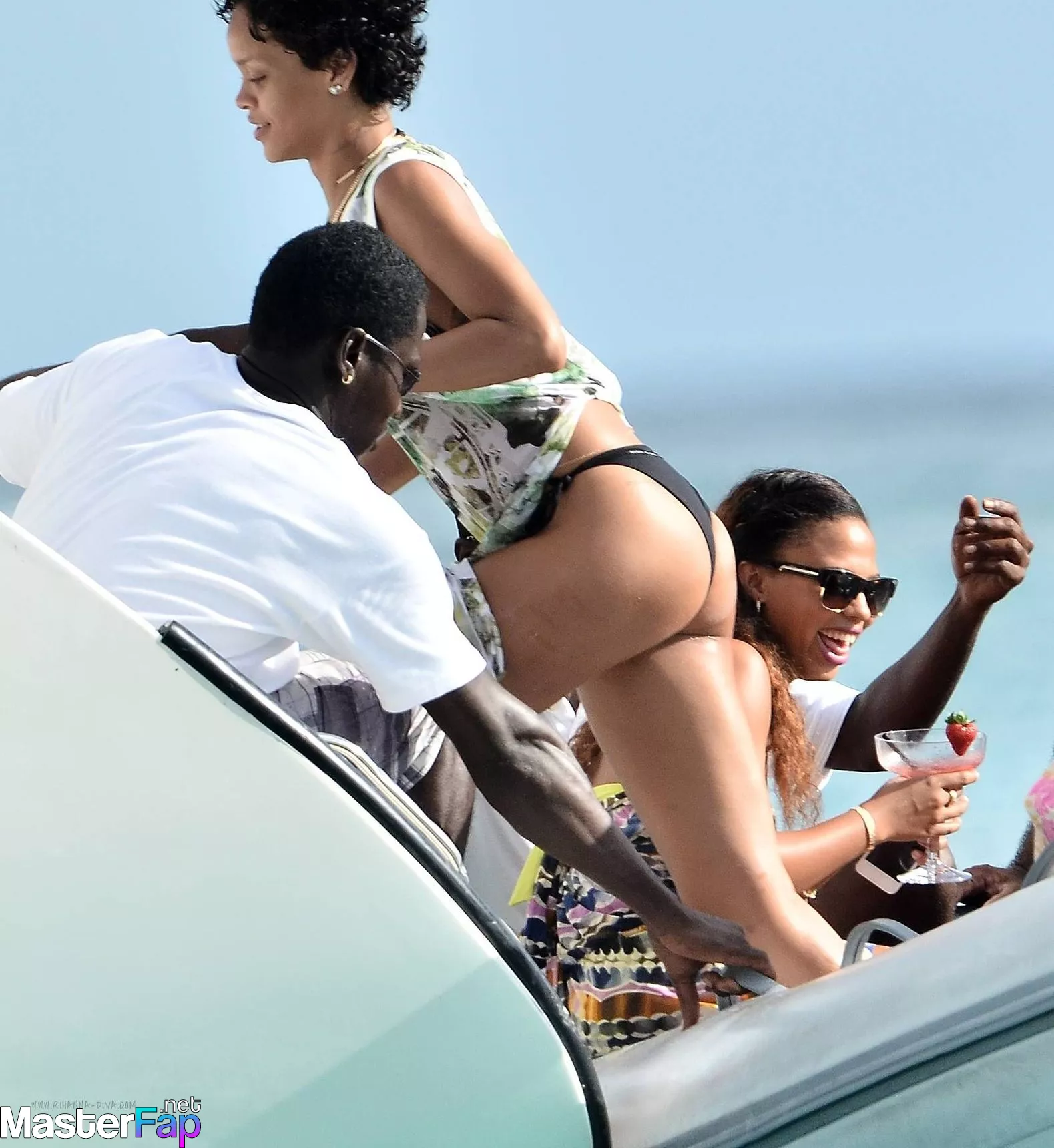 Rihanna Free Leaked Striptease Picture.