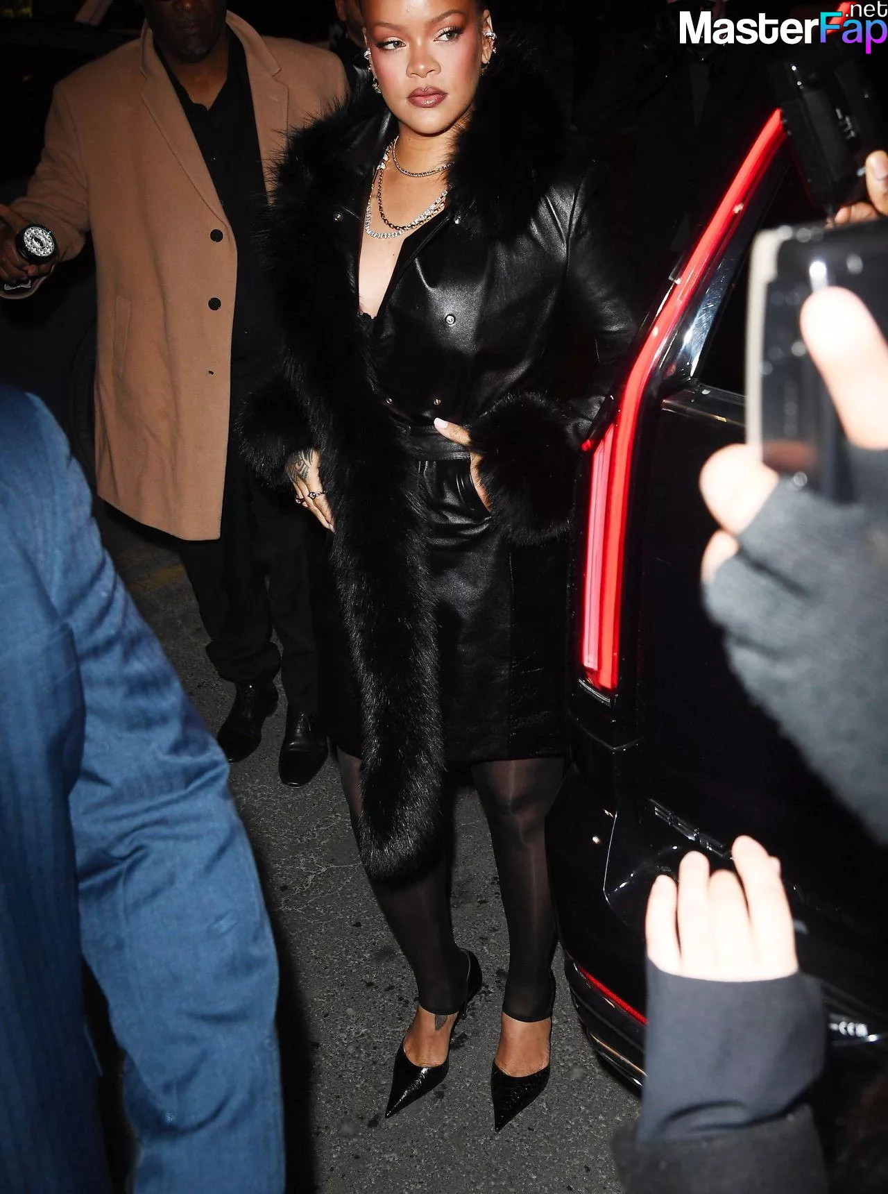 Rihanna Free Leaked Backstage Picture