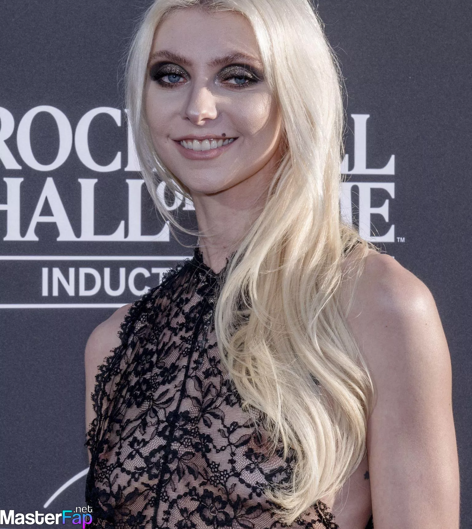 Taylor Momsen Free Leaked Boobs Picture