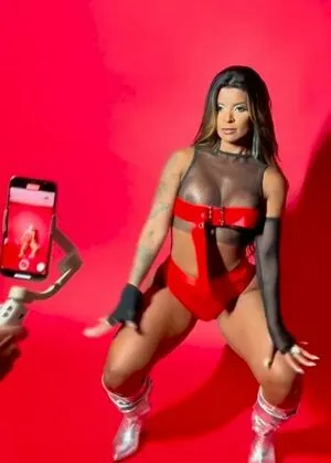 Aline Carvalho Thumbnail Picture