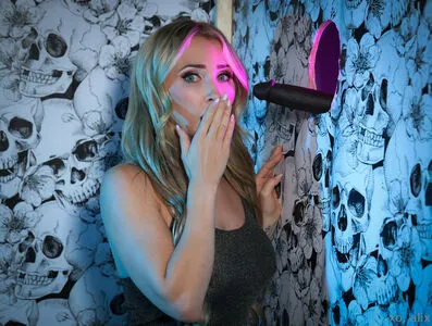 Alixlynx Thumbnail Picture