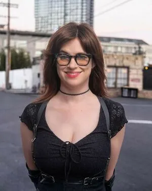 Allie Goertz Thumbnail Picture