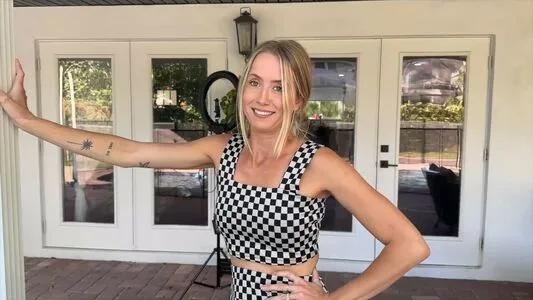 Allie Wes Thumbnail Picture