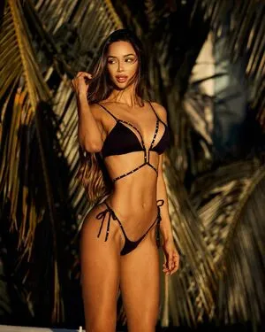 Andrea Dos Santos Thumbnail Picture