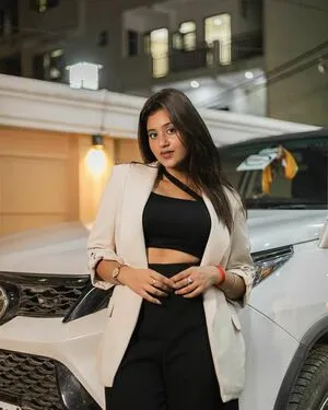 Anjali Arora Thumbnail Picture