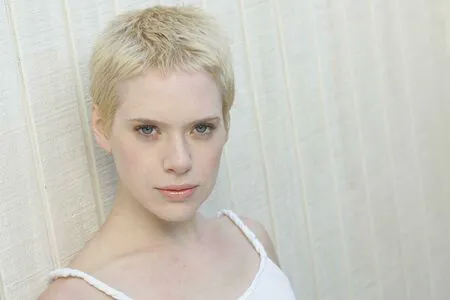 Annie Burgstede Thumbnail Picture