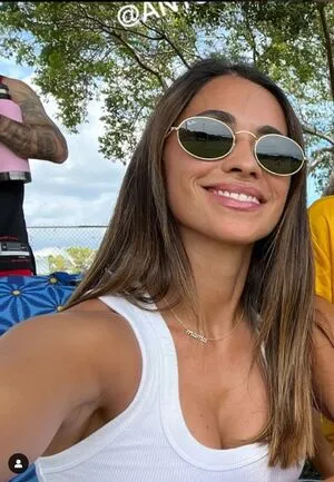 Antonela Roccuzzo Wifelionel Messi Thumbnail Picture