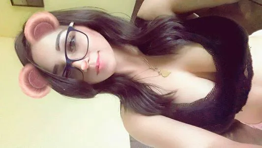 Arely Walle Thumbnail Picture