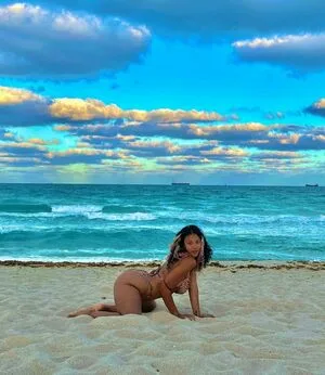 Ari V OnlyFans Leaked Free Thumbnail Picture - #sd2YqUbhmO