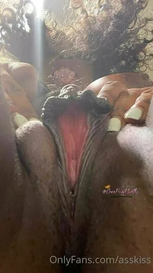 Asskiss Thumbnail Picture