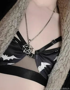 Athiccwitch Thumbnail Picture