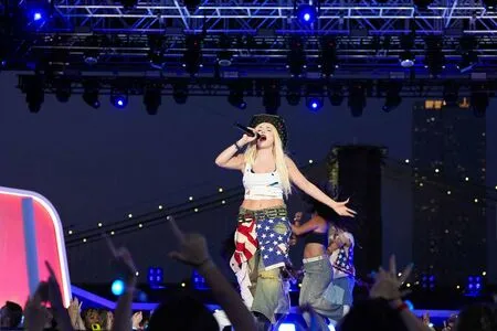 Ava Max OnlyFans Leaked Free Thumbnail Picture - #8MvbbCdxdp