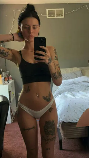 Ava Vecchione Thumbnail Picture