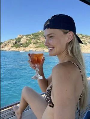 Bar Refaeli Thumbnail Picture