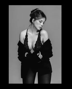 Bia Arantes Thumbnail Picture