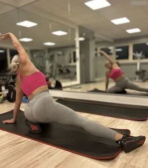 Blonde Ellie Thumbnail Picture