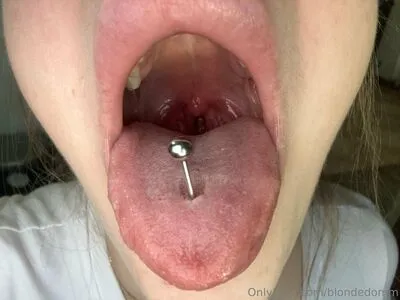 Blondedomm Thumbnail Picture