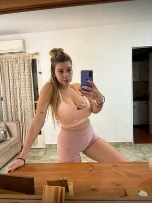 Busty Queen Thumbnail Picture