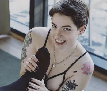 Callmegells Thumbnail Picture