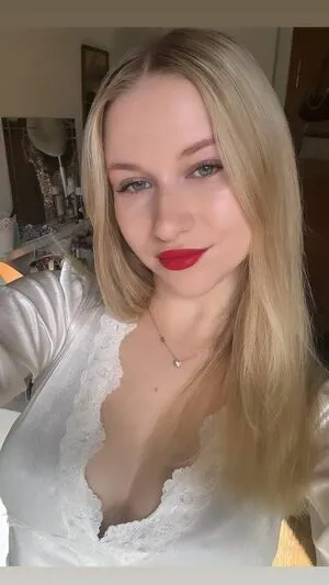 Carlottadre Thumbnail Picture