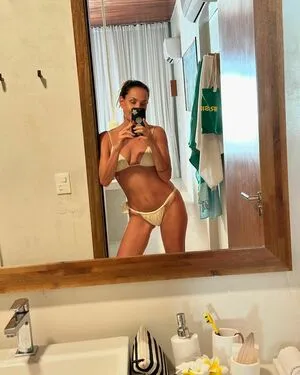Carolina Ferraz Thumbnail Picture