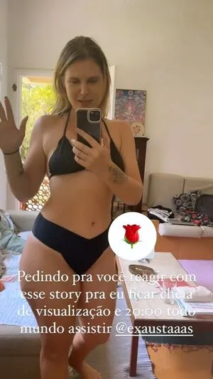 Carolinie Figueiredo Thumbnail Picture