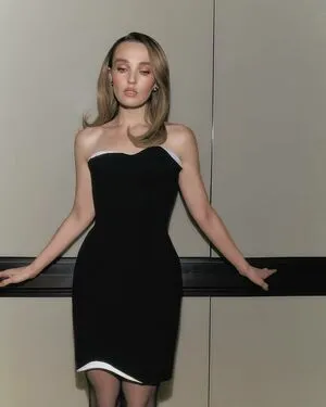 Chloe Fineman Thumbnail Picture