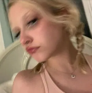 Chloe Moriondo Thumbnail Picture