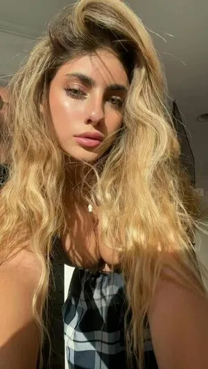 Chloe Simon Thumbnail Picture