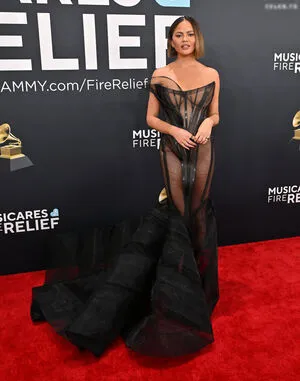 Chrissy Teigen Thumbnail Picture