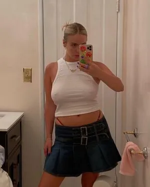 Courtnee Crews Thumbnail Picture