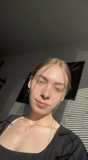Courtney Lrsn Thumbnail Picture