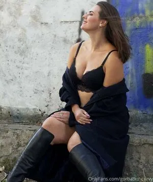 Curvy Lady Thumbnail Picture