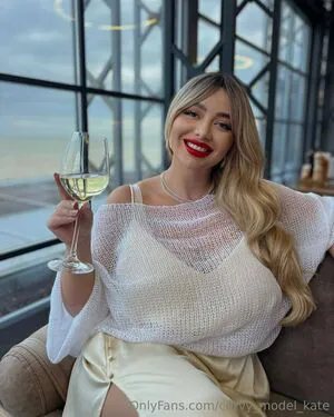 Curvy Model Kate Thumbnail Picture