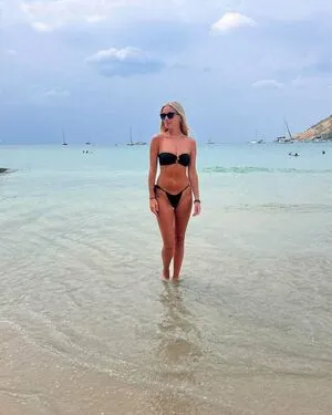 Danni Wells Thumbnail Picture
