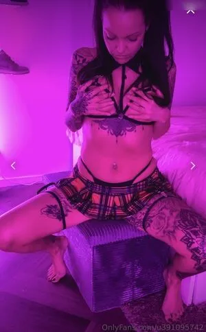 Detailing Girl Thumbnail Picture