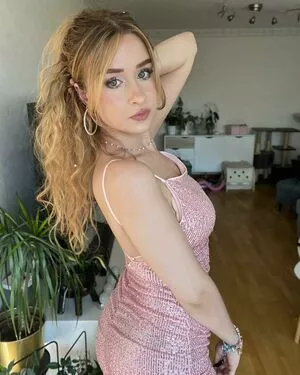 Elina Twich Thumbnail Picture
