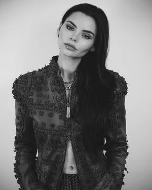 Eline Powell Thumbnail Picture