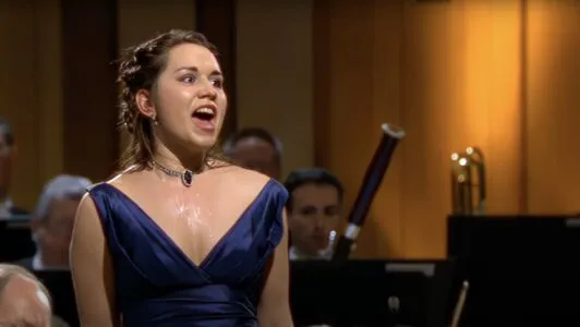 Elizabeth Zharoff Thumbnail Picture