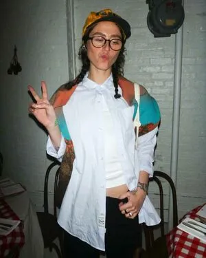 Ellaemhoff Thumbnail Picture